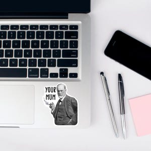 Puede incluir: Un ordenador port&aacute;til con una pegatina de Sigmund Freud en el trackpad. La pegatina dice "YOUR MUM".