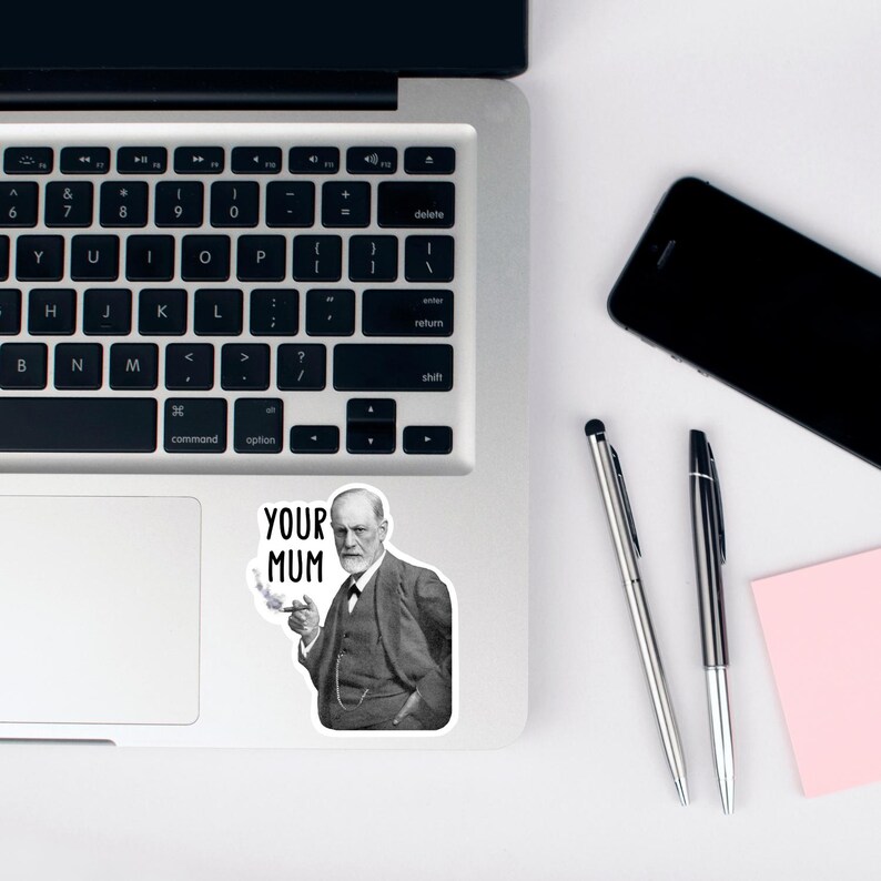 Puede incluir: Un ordenador port&aacute;til con una pegatina de Sigmund Freud en el trackpad. La pegatina dice "YOUR MUM".