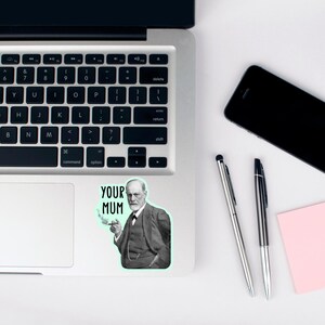 Puede incluir: Una pegatina en blanco y negro de Sigmund Freud con un cigarrillo en la mano y el texto "YOUR MUM" en un port&aacute;til.