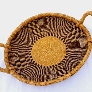 Cesta decorativa tejida africana