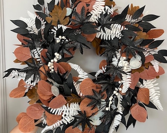 Corona navideña de invierno con hojas otoñales eternas