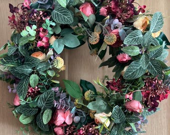 Corona floral para puerta de estilo cabaña, color rosa oscuro y coral, para todo el año y a finales de verano.