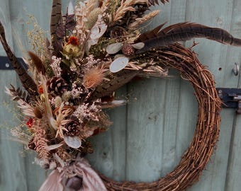 Corona navideña de aro seca recolectada en invierno