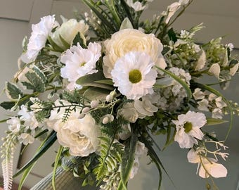 Ramo de novia de estilo bohemio con diseño de jardín en tonos verdes marfil