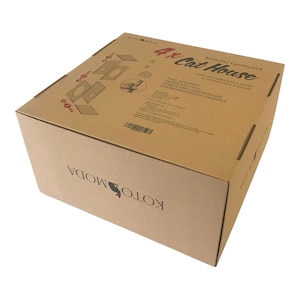 Pode incluir: Uma caixa de cart&atilde;o castanho com o texto "4x Cat House" e "Modular Cardboard" impresso no lado. A caixa est&aacute; etiquetada com o nome da marca "KOTO MODA".