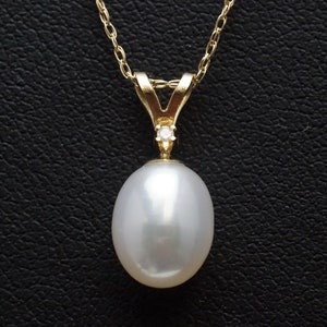 9mm-9.5mm Pearl & Diamond Accent Solitaire Pendant Necklace 14K Yellow Gold (CAT E D2121)