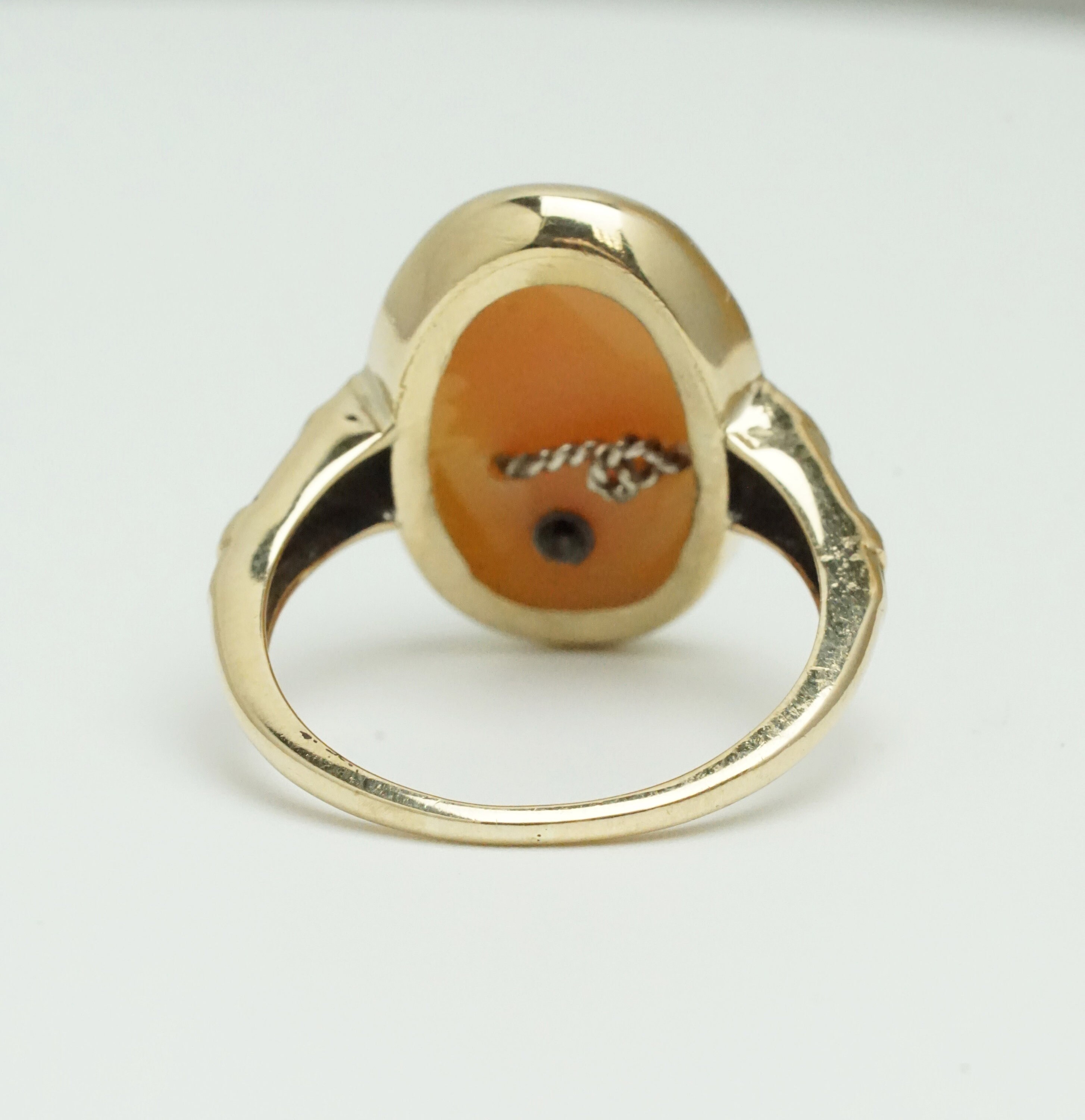 Bague Ancienne Style Camée – Monture Dorée – Occasion – Pièce Unique Vintage