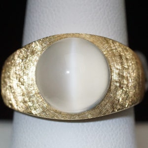 14K Yellow Gold Men's Natural Cat's Eye Cabochon Florentine Finish Ring with Carte Blu Report (CAT E C1306 w/cert)