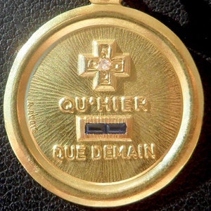Colgante vintage francés ' + qu'hier - que demain ' Charm / Love, firmado A.AUGIS, oro de 18 k