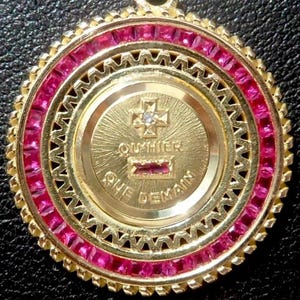 Vintage raro francés ' + qu'hier - que demain ' Encanto / Colgante de amor / Ficha, Firmado A.AUGIS, Oro de 18k