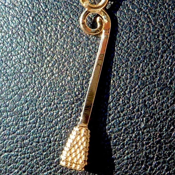 Vintage Horseshoe Nail Luck Charm / Colgante, oro de 18k