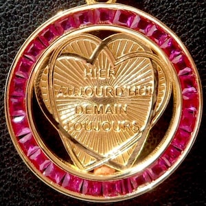 Colgante de amor vintage y raro con la palabra "+ qu'hier - que demain" firmada por A.AUGIS en oro de 18 k