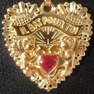 Charm francés vintage 'Il Bat pour Toi' / Colgante de amor, firmado, oro de 18 k