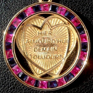 Vintage raro francés ' + qu'hier - que demain ' Encanto / Colgante de amor / Ficha, Firmado A.AUGIS, Oro de 18k