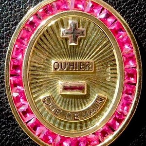 Vintage raro francés ' + qu'hier - que demain ' Encanto / Colgante de amor / Ficha, Firmado A.AUGIS, Oro de 18k