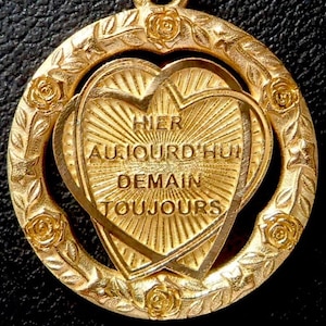 Vintage raro francés ' + qu'hier - que demain ' Encanto / Colgante de amor / Ficha, Firmado A.AUGIS, Oro de 18k