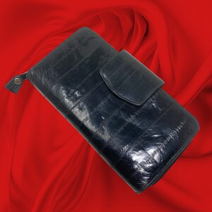 Cartera clásica Lee Sands de piel de anguila de 8" con cremallera, organizador para tarjetas, billetes, monedas y cierre de beso.