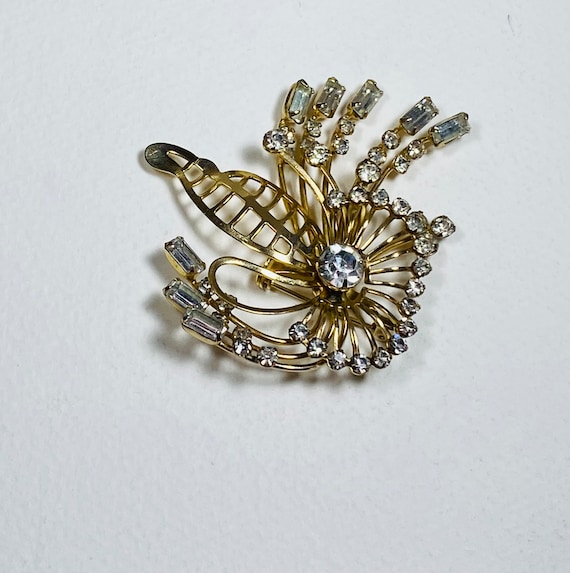 Elegant Vintage Rhinestone Floral Brooch in Gold Tone  display picture 2