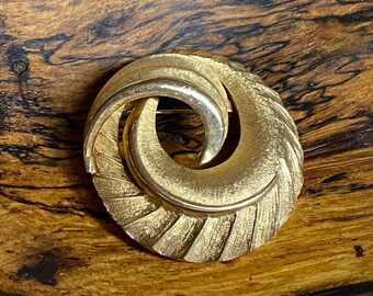 Coro Gold Tone Swirled Feather Brooch Designer Signed Jewelry Shawl Scarf Pin Costume Jewelry