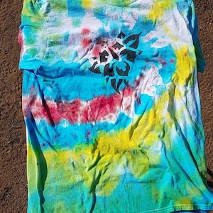 Batik großes Herren-T-Shirt mit Siebdruck-Hibiskus-Blume
