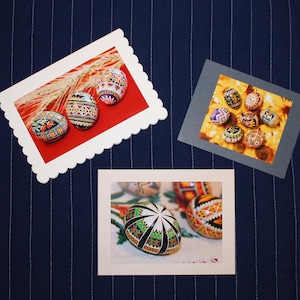 Lot 33 : lot de 3 jolies cartes de vœux. Les photos de couverture représentent des œufs de Pâques ukrainiens faits à la main (pysanky). Intérieur vierge, enveloppe incluse.
