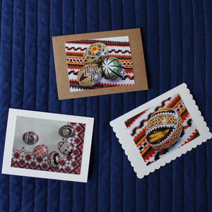 Lotto n. 34 - Confezione da 3 graziosi biglietti di auguri. Le foto di copertina raffigurano uova di Pasqua ucraine fatte a mano (pysanky). Interno vuoto, busta inclusa.
