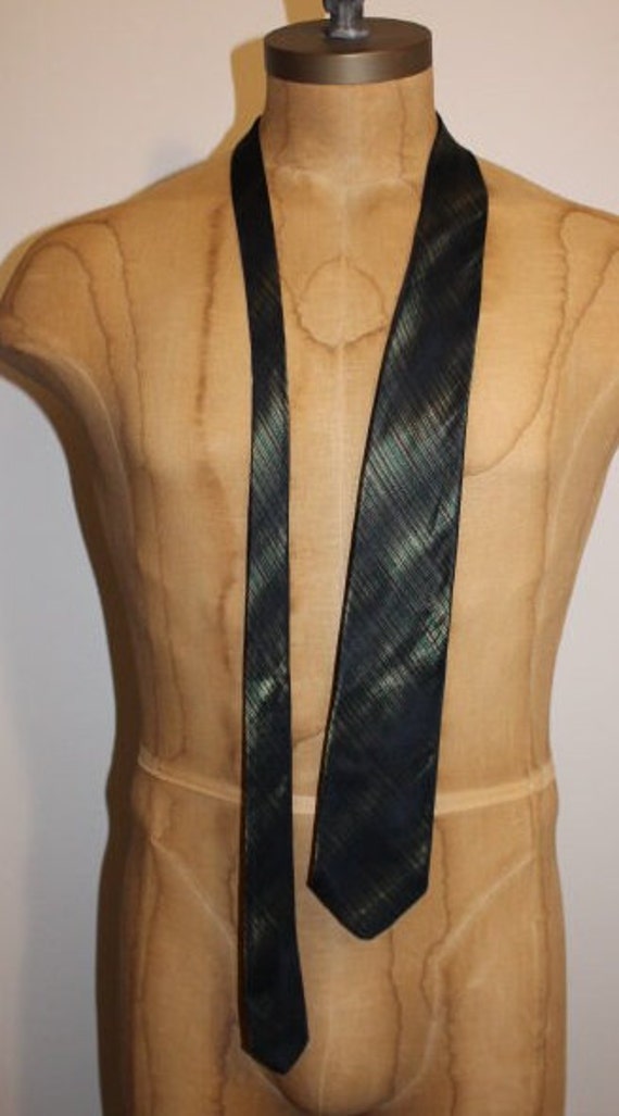 Stunning vintage 1960's men's necktie. This tie fe