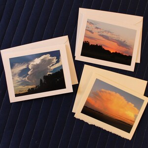 Lot # 22- 3 pack de cartes de vœux belle. Les photos de couverture présentent la beauté du ciel et divers nuages.  Vide à l’intérieur, enveloppe incluse.