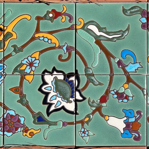 Mural de azulejos pintados a mano con patrón repetitivo de 30 x 60 cm ~ Cada mural consta de ocho azulejos de 15 x 15 cm con acabado de esmalte en relieve resistente a la cera.