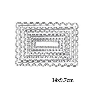 Può includere: Cinque matrici metalliche rettangolari annidate con bordi a festoni. La matrice più grande misura 14 per 9,7 centimetri.