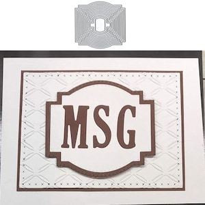 Puede incluir: Una tarjeta blanca con un borde marrón y una etiqueta marrón con el texto "MSG" en el centro. La tarjeta tiene un fondo blanco con un diseño estampado.