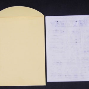 K&ouml;nnte beinhalten: Ein leerer, blassgelber Umschlag mit abgerundeter Oberseite und einem wei&szlig;en Blatt Papier mit schwachen, grauen Linien und Text.