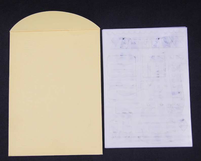 K&ouml;nnte beinhalten: Ein leerer, blassgelber Umschlag mit abgerundeter Oberseite und einem wei&szlig;en Blatt Papier mit schwachen, grauen Linien und Text.