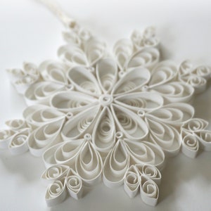 Ornamento fiocco di neve in carta bianca quilled