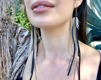 Pendientes largos boho con borla de plumas naturales para mujer, pendientes boho de novia con flecos de cuero y plumas, estilo festivalero en tonos beige y marrón neutro.