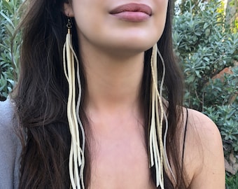 Pendientes de cuero con plumas, cuero color crema, orejas de festival, pendientes largos con plumas, pendientes bohochic, cuero marfil, plumas boho, gypset