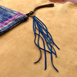 Llavero con borlas de cuero azul cadete, accesorio con flecos azul cobalto para bolso, llavero de cuero azul marino, tirador de cremallera con borlas largas estilo bohemio, llavero