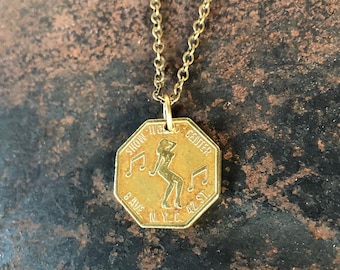 Collar con ficha de Peep Show, moneda vintage de Times Square, collar de pin-up, collar unisex de latón neoyorquino, ficha de cabina de striptease, recuerdo de Nueva York