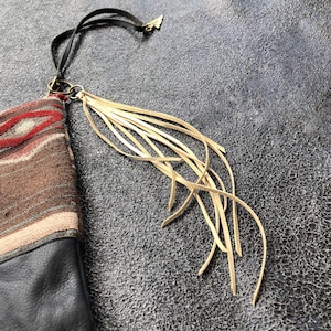 Borla de color crema, llavero con flecos, llavero de cuero, borla para bolso, flecos largos, borla para llavero, cuero marfil, flecos hippies, tirador de bolso