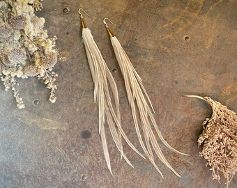 Pendientes largos de plumas para novia bohemios, pendientes de novia neutros en beige topo champán, pendientes de dama de honor en color natural, estilo bohemio occidental largo.