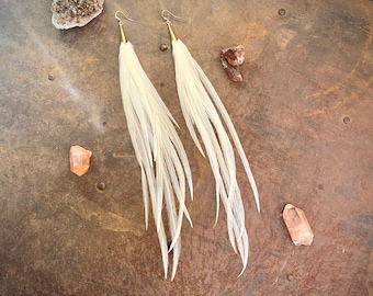 Pendientes de novia bohemios extra largos con plumas, marfil y dorado, pendientes de novia neutros, pendientes largos de dama de honor con plumas blancas, estilo bohemio occidental, hippie.