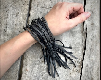 Polsino largo in pelle, polsino in pelle nero, bracciale in pelle grigia, pelle multifilo, polsino in pelle unisex, cinturino in pelle nera, polsino con frange