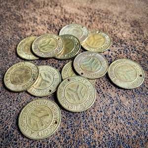 Moneda de la estación de metro de Nueva York, ficha de tránsito de la ciudad de Nueva York, tamaño de cuarto de dólar, Y sólida con orificio pretaladrado para joyería, moneda auténtica de recuerdo de la ciudad de Nueva York de los años 80