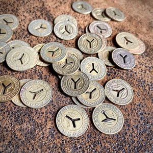 Una (1) ficha del metro de la ciudad de Nueva York, moneda de diez centavos con forma de Y recortada, ficha de transporte público de la ciudad de Nueva York, moneda vintage auténtica, amuleto de la ciudad de Nueva York, recuerdo de Nueva York, amuleto de moneda