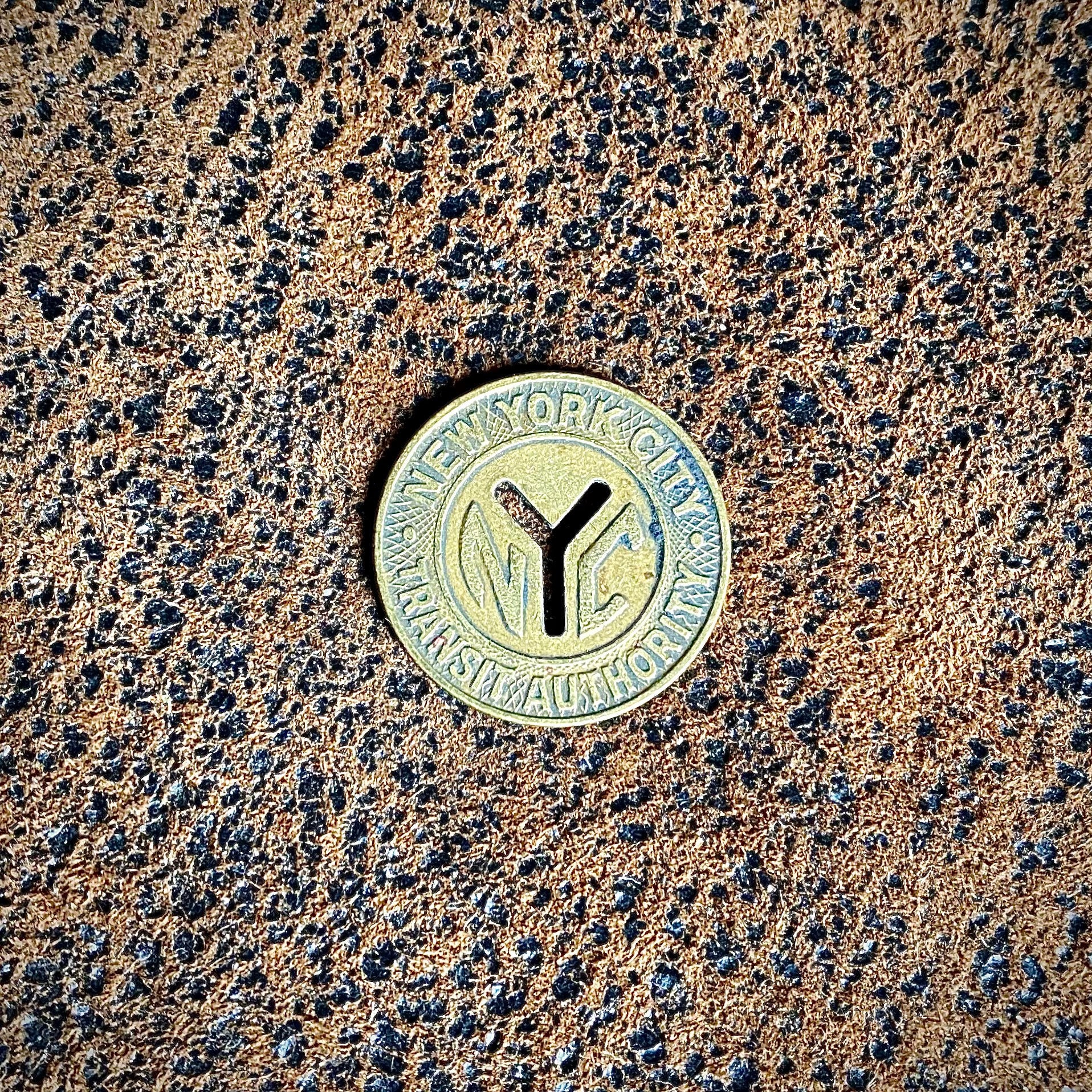 ニューヨーク市地下鉄トークン1枚、10セント硬貨サイズのY字型カット