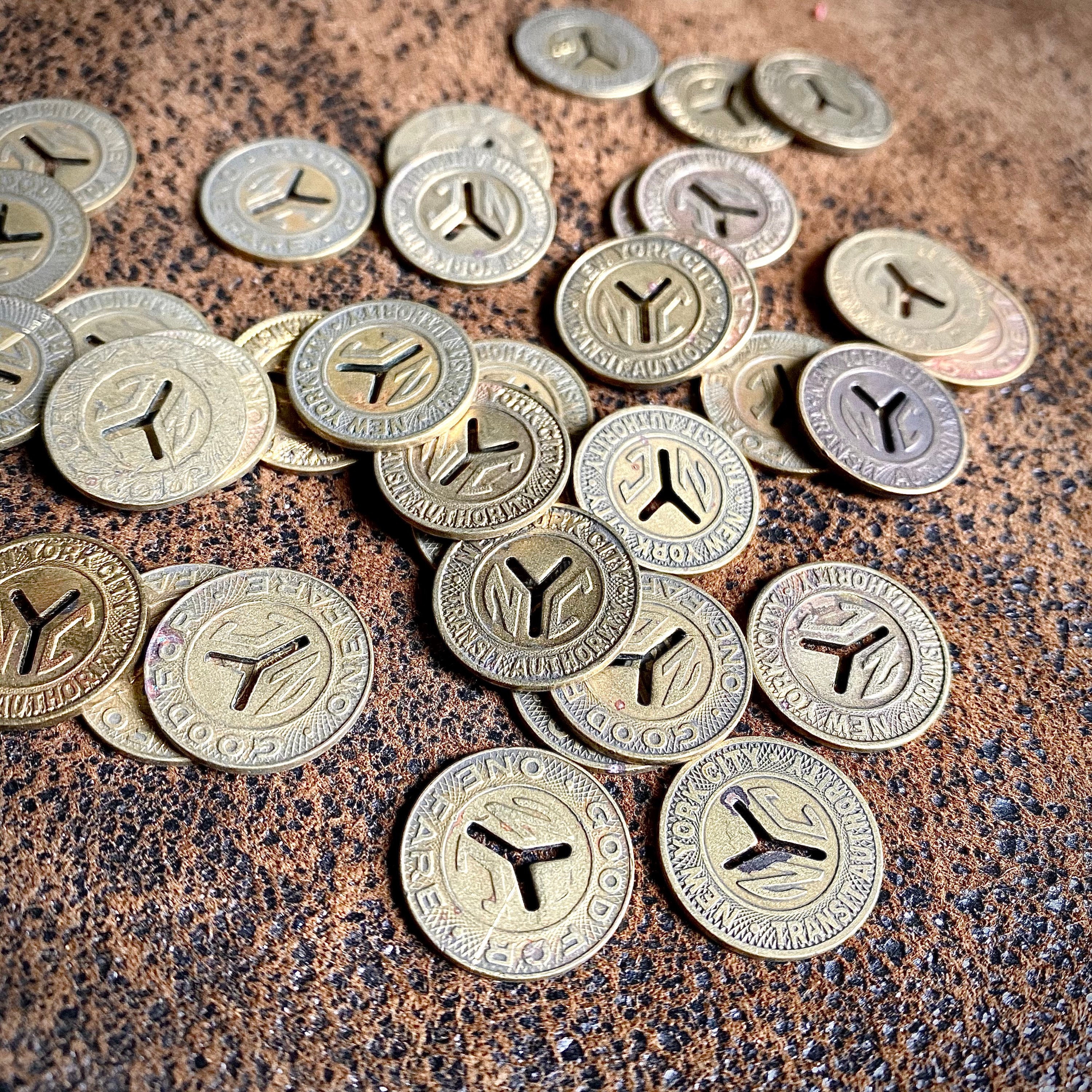 ニューヨーク市地下鉄トークン1枚、10セント硬貨サイズのY字型カット