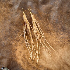 Oorbellen lange veren, honingkleurige oorbellen, gestreepte veren, boho-westernstijl, extra lange oorbellen, boho bruid, gember goudblond wit