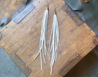 Weiße Quaste aus veganem Leder, umweltfreundliche Ohrringe, Kunstlederschmuck, lange baumelnde Lederohrringe, hellweiß, Boho Western
