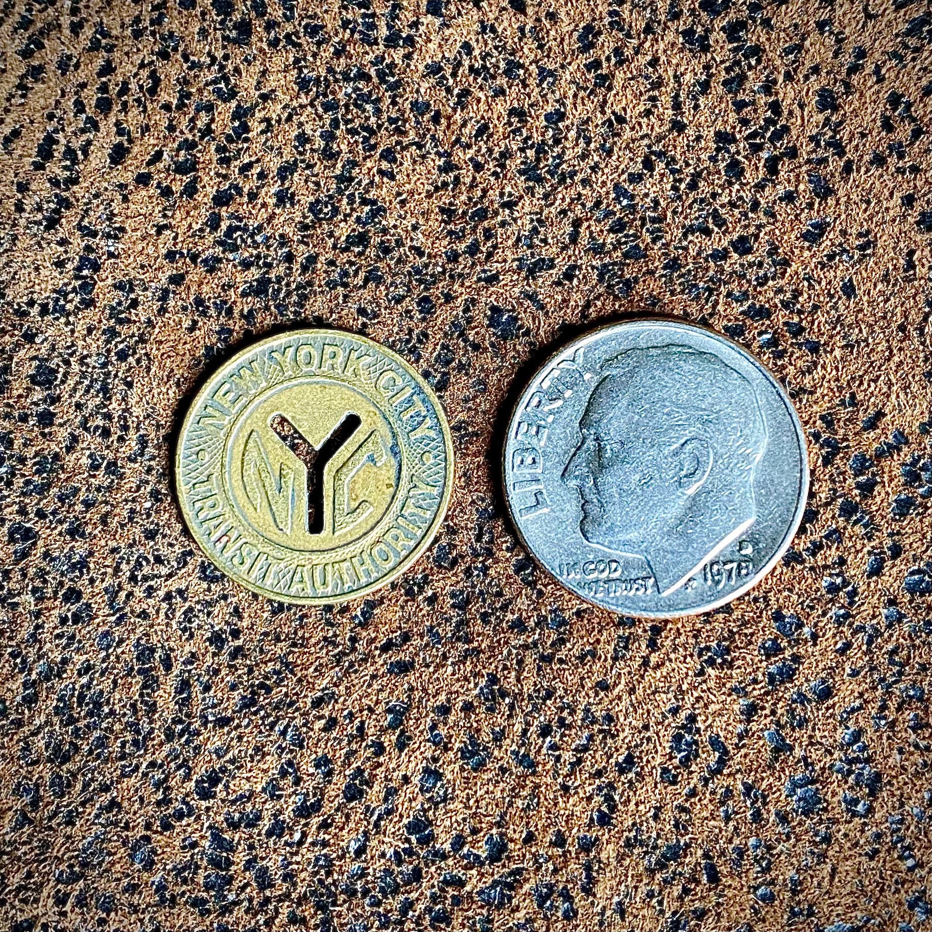 ニューヨーク市地下鉄トークン1枚、10セント硬貨サイズのY字型カット