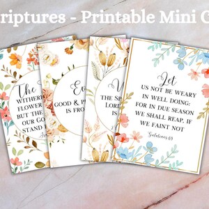 Può includere: Quattro mini biglietti con disegni floreali e bordi dorati, ognuno con una citazione delle Scritture in elegante scrittura. I biglietti sono circondati da fiori e pizzo, con il testo "52 Scriptures - Printable Mini Cards".